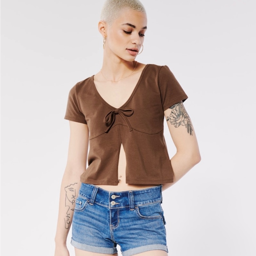 NWT HOLLISTER TOP SHORT SLEEVE SIZE M